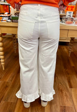 Load image into Gallery viewer, Off White Denim Ankle Cut Jeans w/ Ruffles
